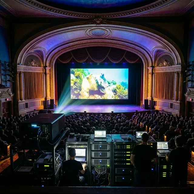 Sistema de proyección láser de alta luminosidad en teatro