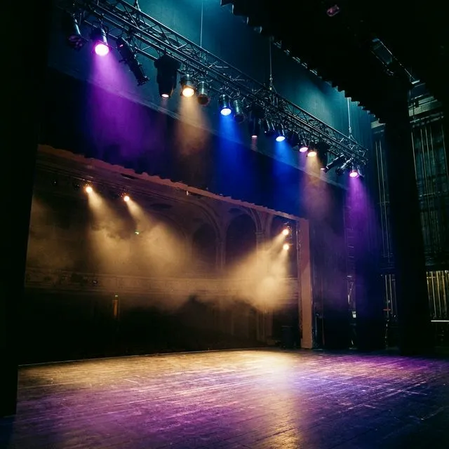 Sistema de iluminación escénica con proyectores DMX profesionales