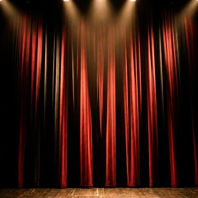 Telón principal de terciopelo en teatro profesional